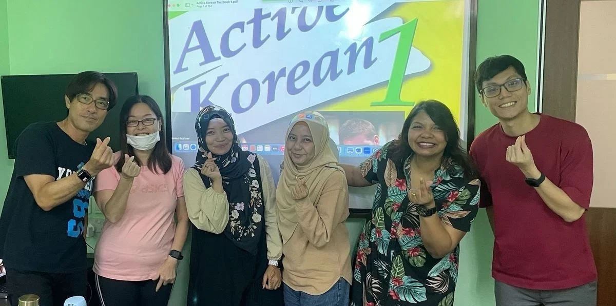 A Korean Explorer class with their teacher at the end of a lesson