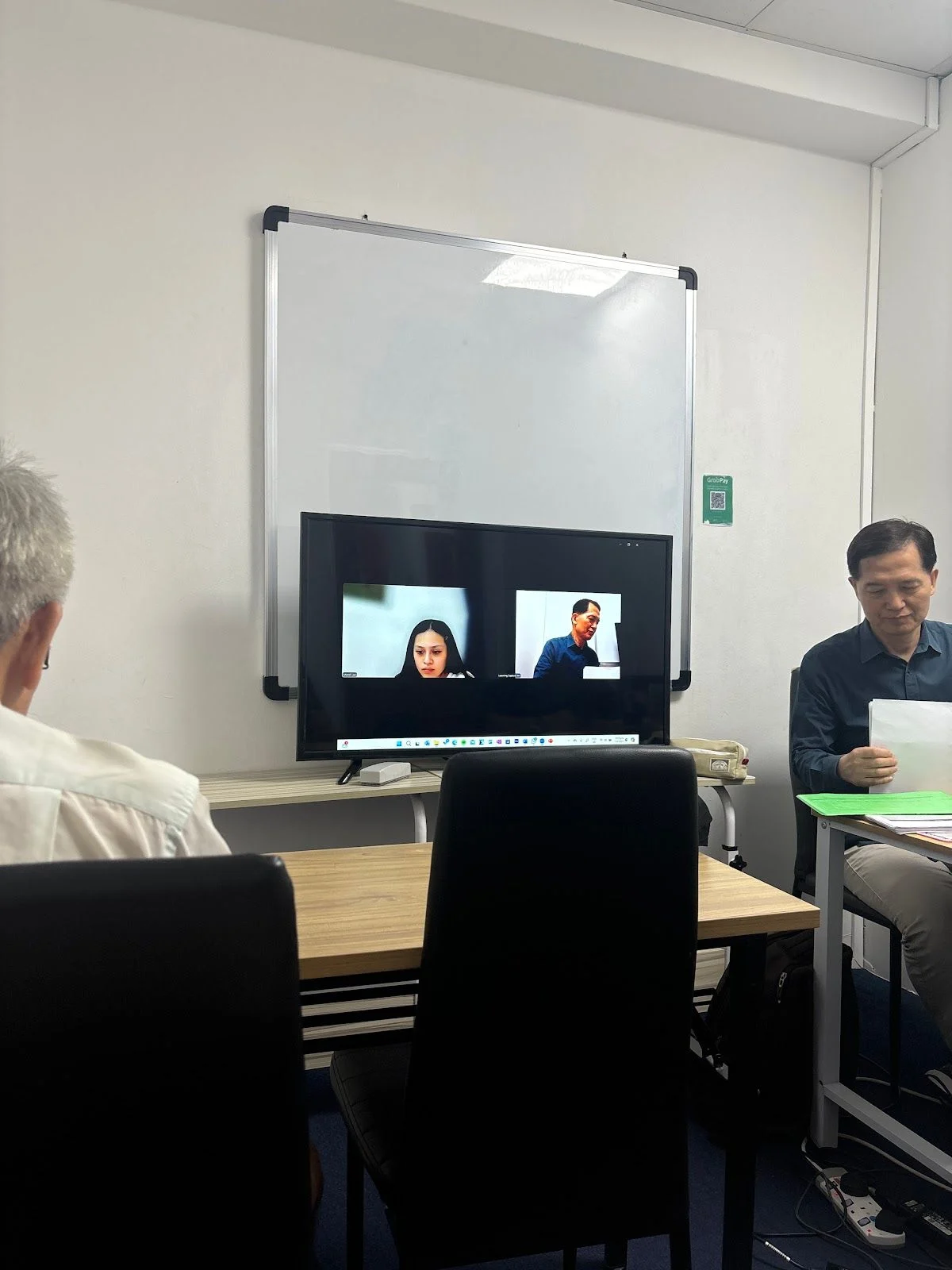 A Korean Explorer class with students joining online on the screen