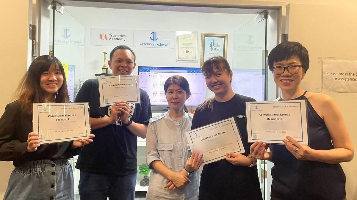 手持韩语会话证书的学员