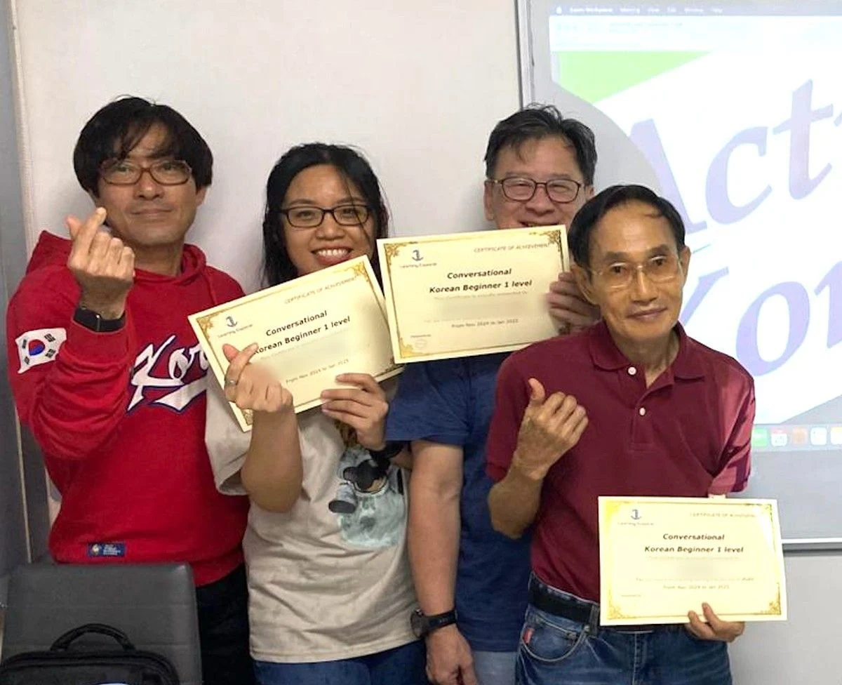 学员和老师手持韩语初级 1 证书