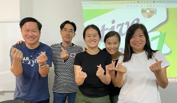 韩语课程结业时庆祝的学员