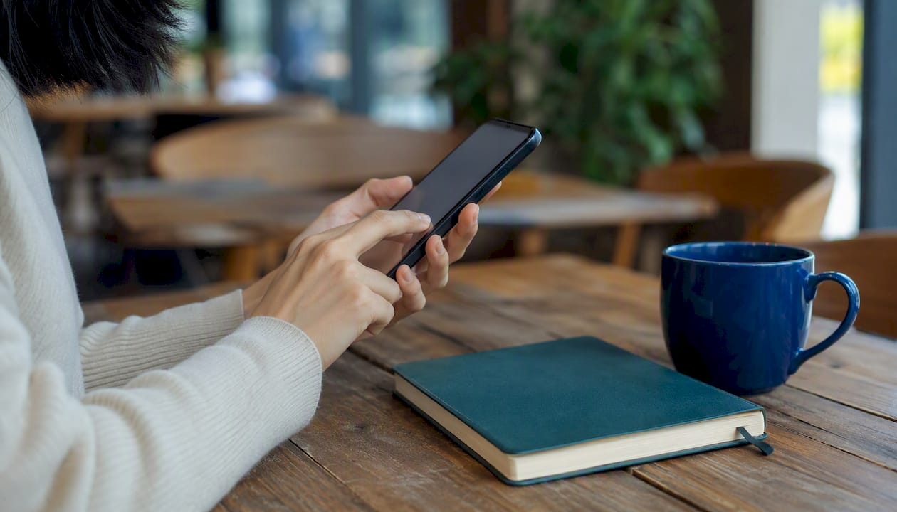 Hand typing Korean slang on smartphone