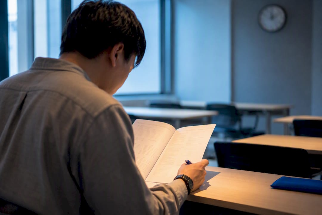Candidate marking a TOPIK reading exam